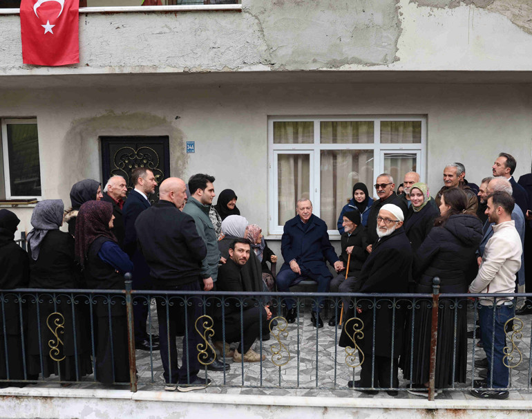 Cumhurbaşkanı Erdoğan komşularıyla bayramlaşıyor