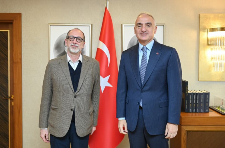 Küratör ile Bakan Görüşmesi