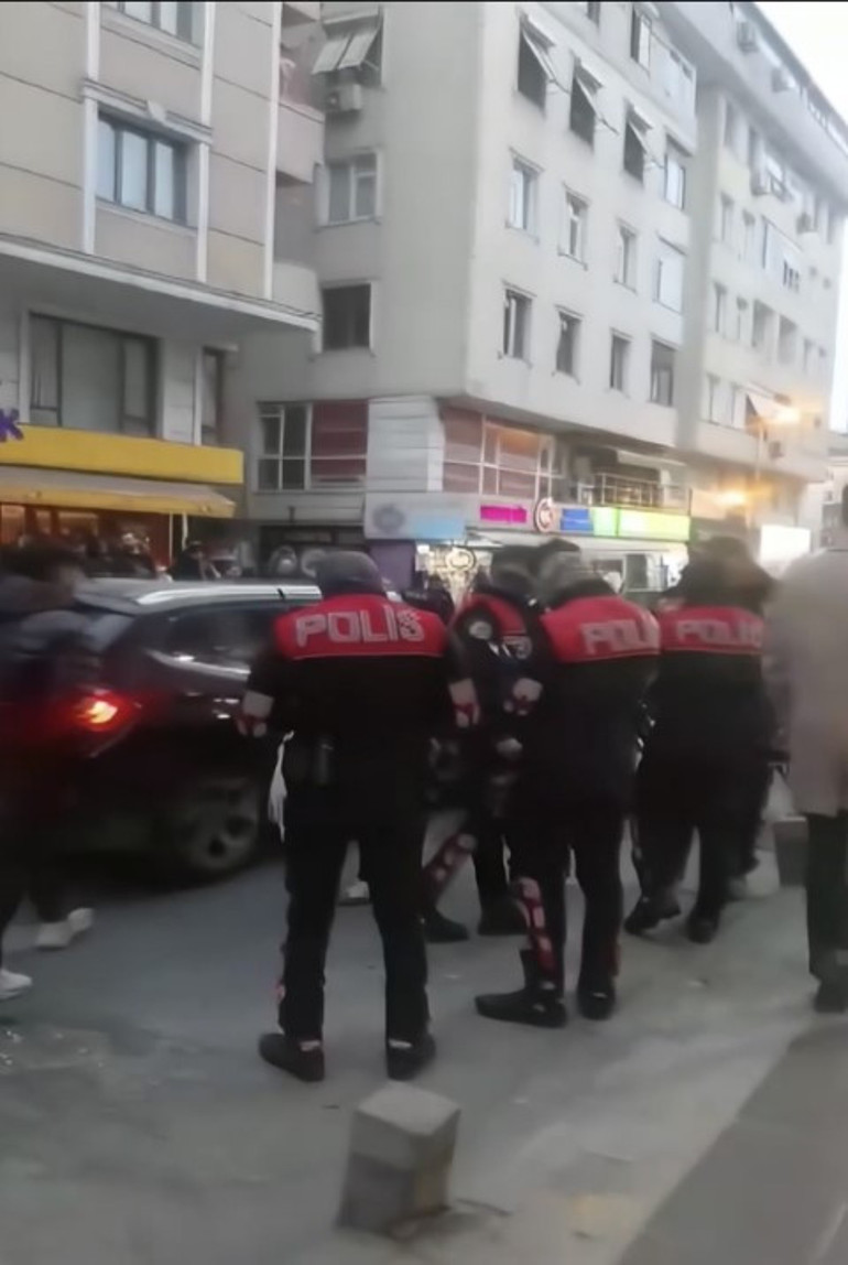 Olay yerinde sağlık ekipleri müdahale ediyor