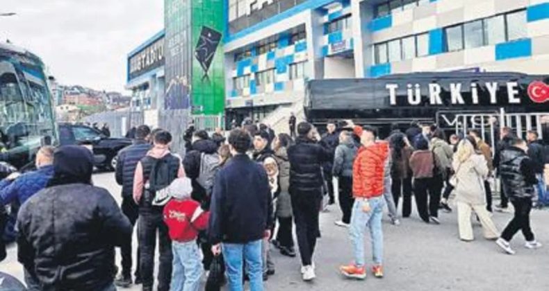 700 Kişilik Trib&uuml;ne Herkes Bilet Arıyor!