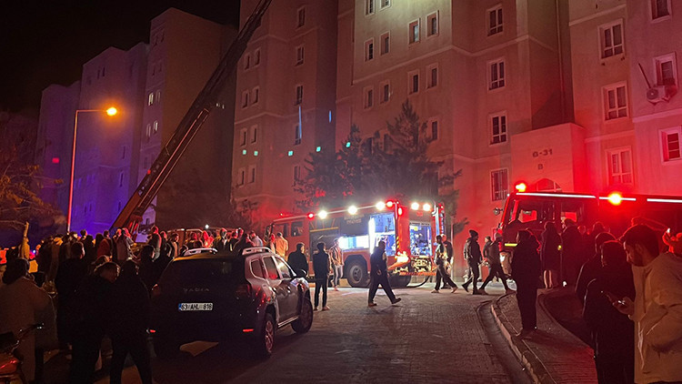 8 katlı binada b&uuml;y&uuml;k panik: Oturanlar tahliye edildi