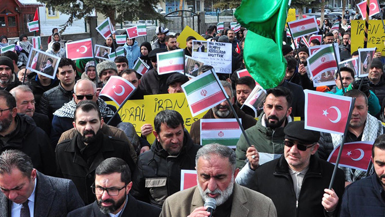 ABD ve İran'ın Saldırılarını Protesto Ettiler