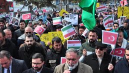ABD ve İran'ın Saldırılarını Protesto Ettiler