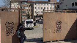 Acı haber geldi! Lisede &ouml;ğrencisi tarafından bı&ccedil;aklanan &ouml;ğretmen hayatını kaybetti