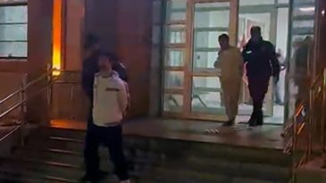 Adana'da Firari H&uuml;k&uuml;ml&uuml; Baba ile 2 Oğlu Yangın Merdiveninde Yakalandı