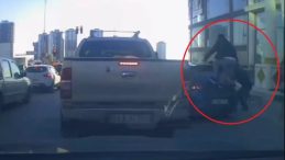 Adana'da Trafik Magandaları Dehşet Sa&ccedil;tı: Otomobile Sopa ve Sandalyelerle Saldırdılar!