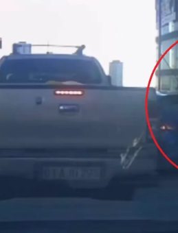 Adana'da Trafik Magandaları Dehşet Sa&ccedil;tı: Otomobile Sopa ve Sandalyelerle Saldırdılar!