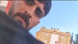 Adana&rsquo;da Trafikte Yol Verme Kavgası: Aracın &Ouml;n&uuml;n&uuml; Kesip Saldırdılar!