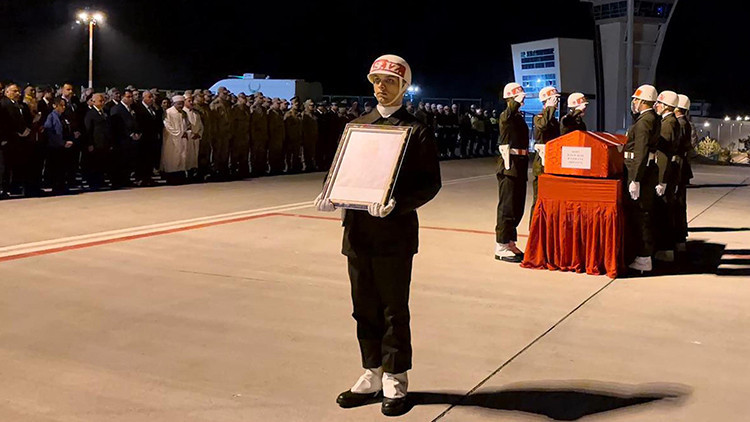 Ağrı'dan acı haber! Askeri ara&ccedil; devrildi: 2 şehit, 3 yaralı