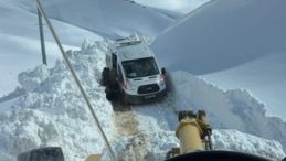 Ağrı&rsquo;da 2 Metrelik Karda Zamanla Yarış: Mahsur Kalan Hasta Kurtarıldı