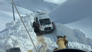 Ağrı&rsquo;da 2 Metrelik Karda Zamanla Yarış: Mahsur Kalan Hasta Kurtarıldı