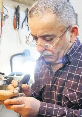 Ahşap ve &ccedil;eliği sanat eserine d&ouml;n&uuml;şt&uuml;r&uuml;yor