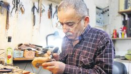 Ahşap ve &ccedil;eliği sanat eserine d&ouml;n&uuml;şt&uuml;r&uuml;yor