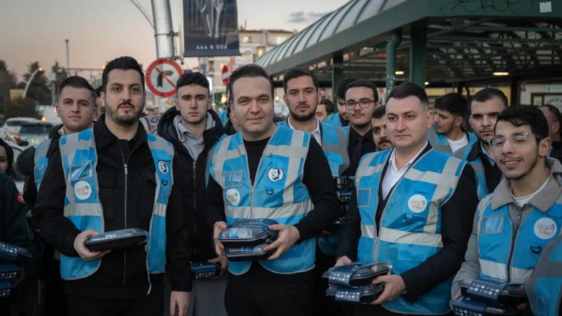 AK Parti, 'İftara 5 Kala' etkinliklerinde 1 milyon 175 bin iftariyelik dağıttı