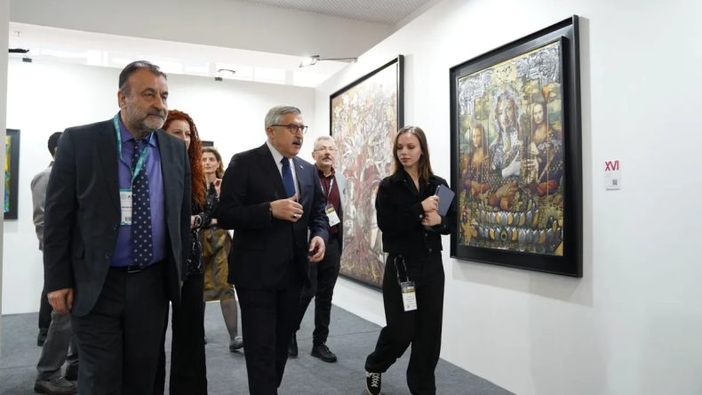 AK Parti Genel Başkan Yardımcısı H&uuml;seyin Yayman ArtAnkara 12. Uluslararası &Ccedil;ağdaş Sanat Fuarını Ziyaret Etti