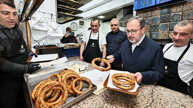 AK Parti İzmir Milletvekili Kasapoğlu sahurda gen&ccedil;lerle buluştu