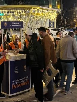 AK Parti'den Ramazan etkinliği: 39 il&ccedil;ede teravih &ccedil;ıkışı vatandaşa ikramlar veriliyor