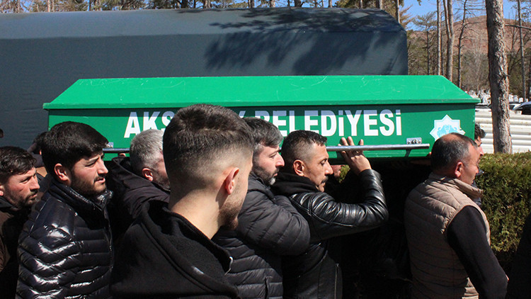 Akranı tarafından 'kız meselesi' y&uuml;z&uuml;nden &ouml;ld&uuml;r&uuml;ld&uuml;: 16 yaşındaki Mustafa toprağa verildi