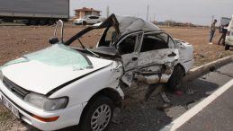 Aksaray'da otomobil ile kamyonet kavşakta &ccedil;arpıştı: 1 &ouml;l&uuml;, 1 yaralı