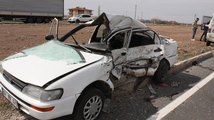 Aksaray'da otomobil ile kamyonet kavşakta &ccedil;arpıştı: 1 &ouml;l&uuml;, 1 yaralı