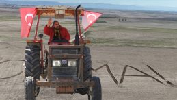 Aksaraylı &ccedil;ift&ccedil;iden tarlaya anlamlı yazı