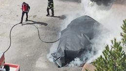 Alev alan elektrikli otomobili bu y&ouml;ntemle s&ouml;nd&uuml;rd&uuml;ler