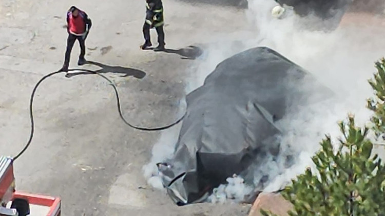 Alev alan elektrikli otomobili bu y&ouml;ntemle s&ouml;nd&uuml;rd&uuml;ler