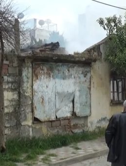 Alevler evi sardı, mahallede panik yaşandı