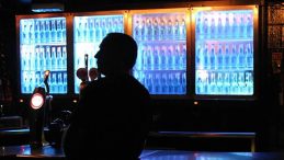 Alkol satışında yasaklar genişledi: Teklif komisyondan ge&ccedil;ti