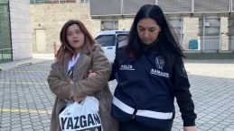 Alt katta oturan eski sevgilinin kıskan&ccedil;lık dehşeti: Zili &ccedil;aldı, gen&ccedil; kadını y&uuml;z&uuml;nden bı&ccedil;akladı