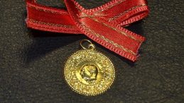 Altın ve g&uuml;m&uuml;ş dolar baskısı altında! Petrolde risk devam ediyor: İşte piyasalarda son durum