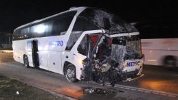 Amasya'da korkutan kaza: Yolcu otob&uuml;s&uuml; TIR'a ok gibi saplandı! 11 yaralı