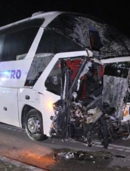 Amasya'da korkutan kaza: Yolcu otobüsü TIR'a ok gibi saplandı! 11 yaralı