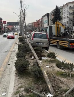Ankara'da feci kaza: Yayalara &ccedil;arpan otomobil ref&uuml;je &ccedil;ıktı! 2 Yaralı
