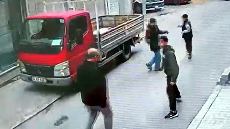 Annesinin cenazesinden d&ouml;nerken &ccedil;ocuklar tarafından darbedildi: Şu an &ccedil;ift g&ouml;r&uuml;yorum