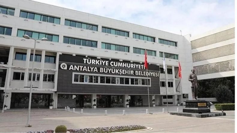 Antalya B&uuml;y&uuml;kşehir Belediyesi'ne Y&ouml;nelik Yolsuzluk Davasında Yeni Gelişme: Tahliye Edilen 3 Sanık i&ccedil;in Yakalama Kararı