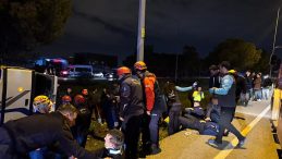 Antalya'da infaz koruma memurlarını taşıyan otob&uuml;s devrildi: 16 yaralı