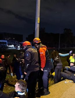 Antalya'da infaz koruma memurlarını taşıyan otob&uuml;s devrildi: 16 yaralı