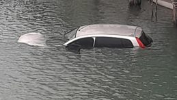 Antalya'da otomobil dereye u&ccedil;tu! Ara&ccedil;taki 3 kişi kendi imkanlarıyla kurtuldu