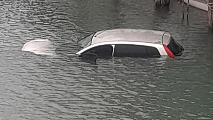 Antalya'da otomobil dereye u&ccedil;tu! Ara&ccedil;taki 3 kişi kendi imkanlarıyla kurtuldu