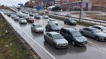 Ara tatil bitiyor! D&ouml;n&uuml;ş yolculuğu başladı: 43 ilin ge&ccedil;iş noktasında trafik yoğunluğu