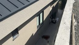 Arkadaşlarıyla sohbet ederken 4 metre y&uuml;ksekten d&uuml;şt&uuml;!