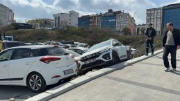 Arnavutk&ouml;y'de fren yerine gaza basan s&uuml;r&uuml;c&uuml; kaza yaptı