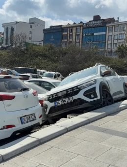 Arnavutk&ouml;y'de fren yerine gaza basan s&uuml;r&uuml;c&uuml; kaza yaptı