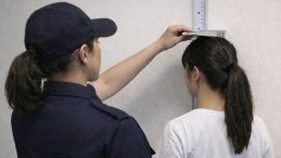 Artık hayaline kavuşabilecek: Boyunun yanlış &ouml;l&ccedil;&uuml;ld&uuml;ğ&uuml;n&uuml; iddia eden gen&ccedil; kız davayı kazandı, işlem iptal edildi