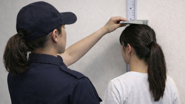 Artık hayaline kavuşabilecek: Boyunun yanlış &ouml;l&ccedil;&uuml;ld&uuml;ğ&uuml;n&uuml; iddia eden gen&ccedil; kız davayı kazandı, işlem iptal edildi