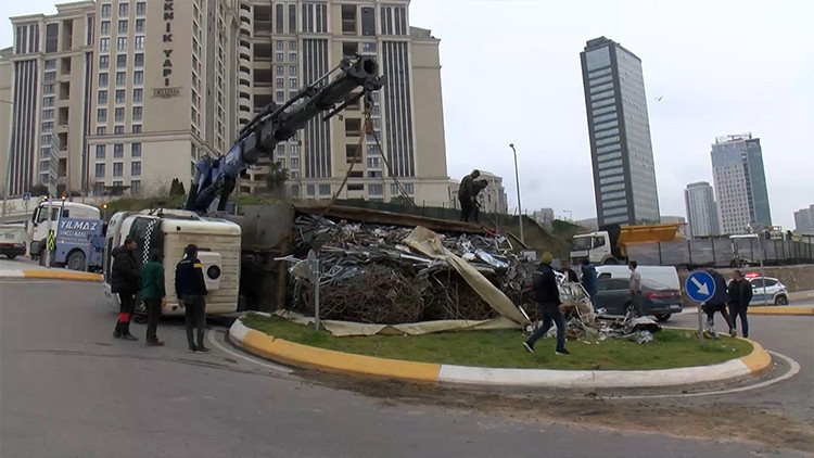 Ataşehir'de hurda y&uuml;kl&uuml; kamyon devrildi