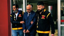 Atat&uuml;rk&rsquo;e hakaret eden felsefe &ouml;ğretmeni tutuklandı