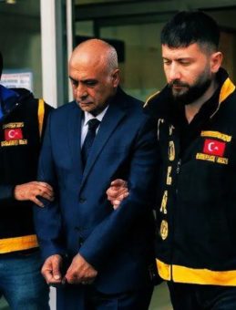 Atat&uuml;rk&rsquo;e hakaret eden felsefe &ouml;ğretmeni tutuklandı