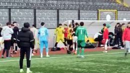 Avcılar'da Amat&ouml;r Ma&ccedil; Sonrası Futbolcuların Kavgası G&ouml;r&uuml;nt&uuml;lendi